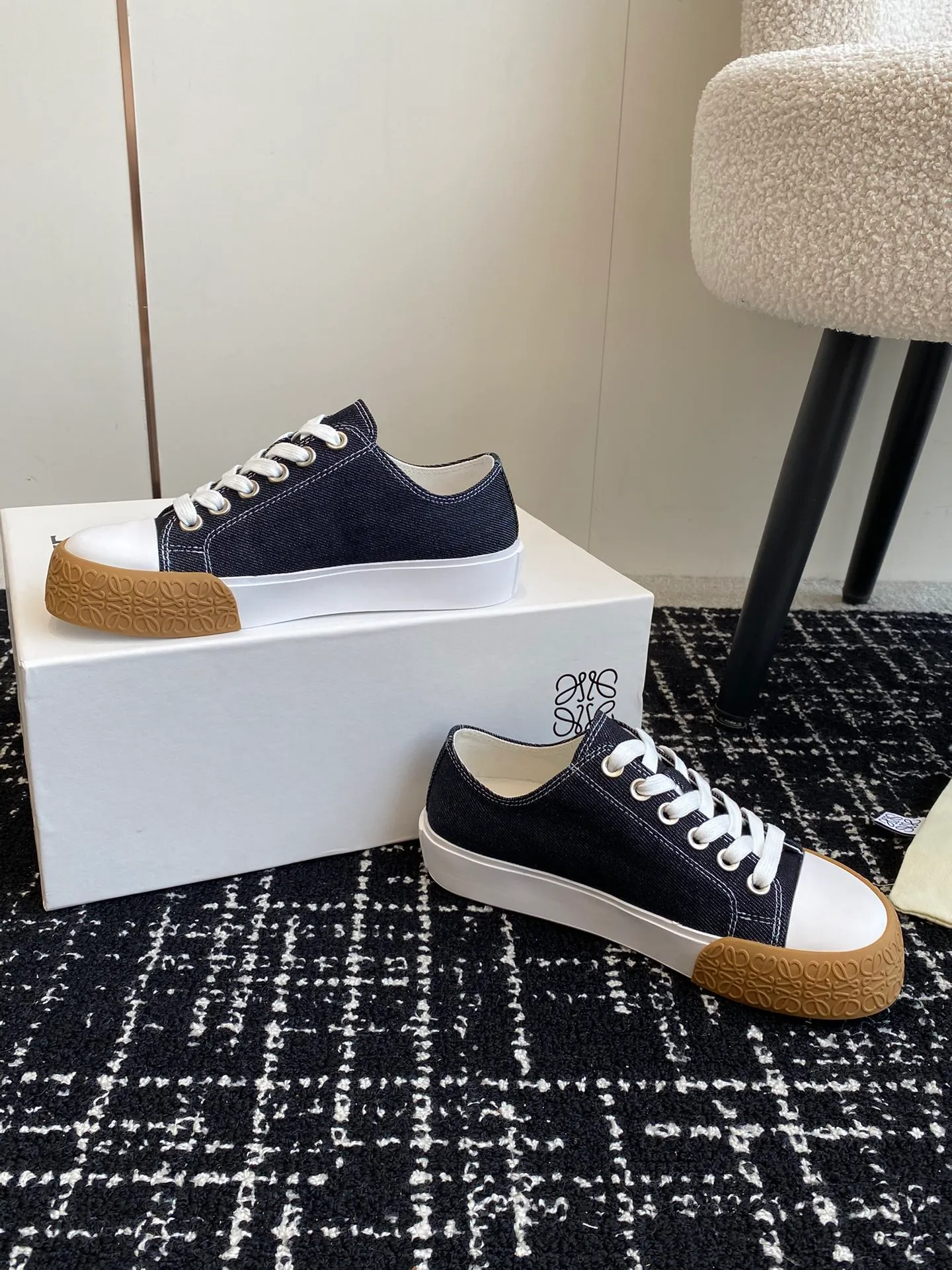 👟👟Ex-factory price 560👟👟 LOEWE 24ss new autumn and winter Terra Vulca lace-up sports shoes, large-toe vulcanized shoes, with vulcanized rubber soles and asymmetrical thick toes, wide last style, decorated with LOEWE logo label on the quarter *Anagram embossed outsole and upper high ZP customization, original material, imported canvas, outsole: ZP mold custom vulcanized outsole Insole: ZP customized insole Size: #35-41 (40 41 customized, non-returnable)